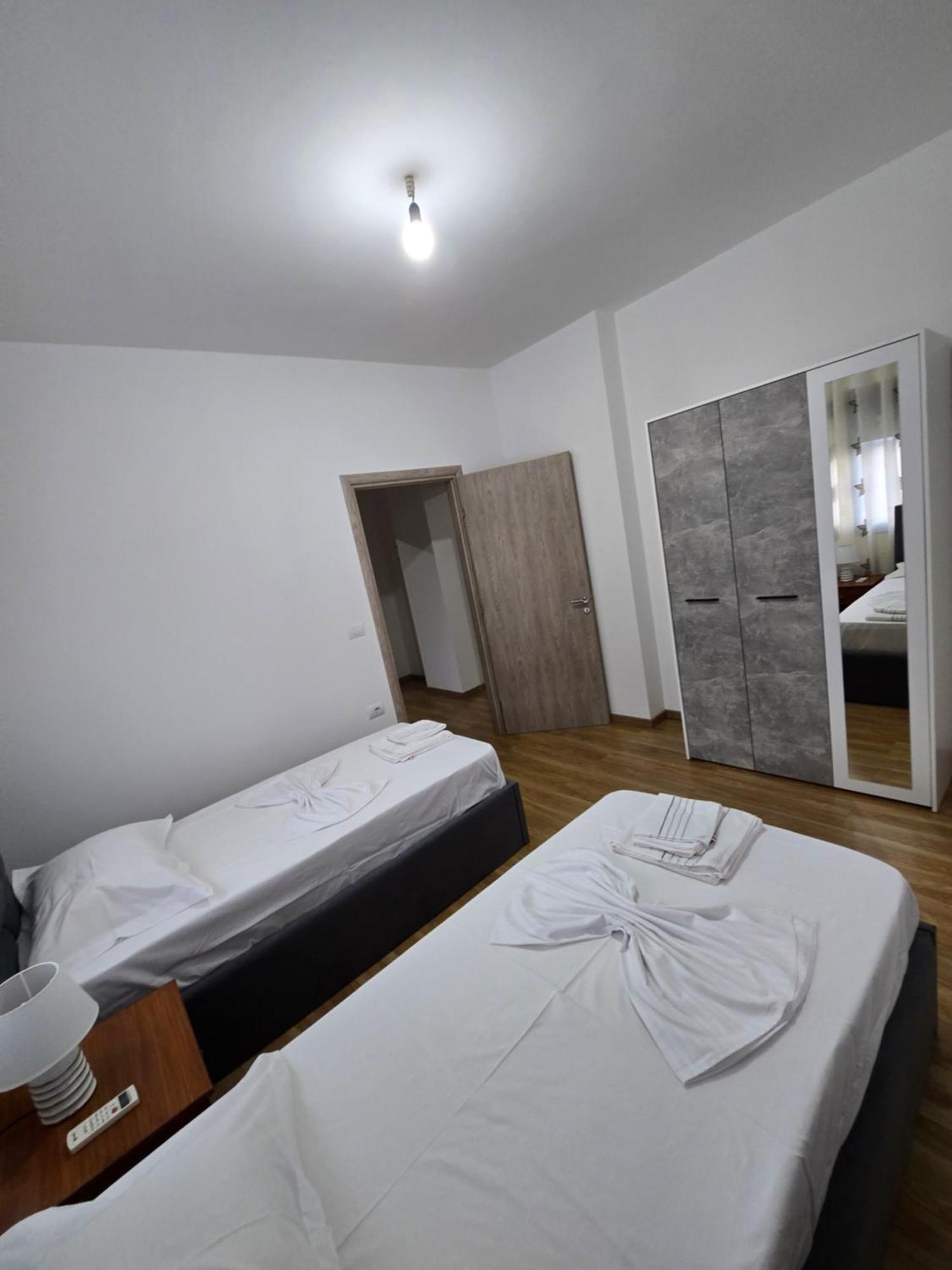 Brana Apartments Sarandë エクステリア 写真