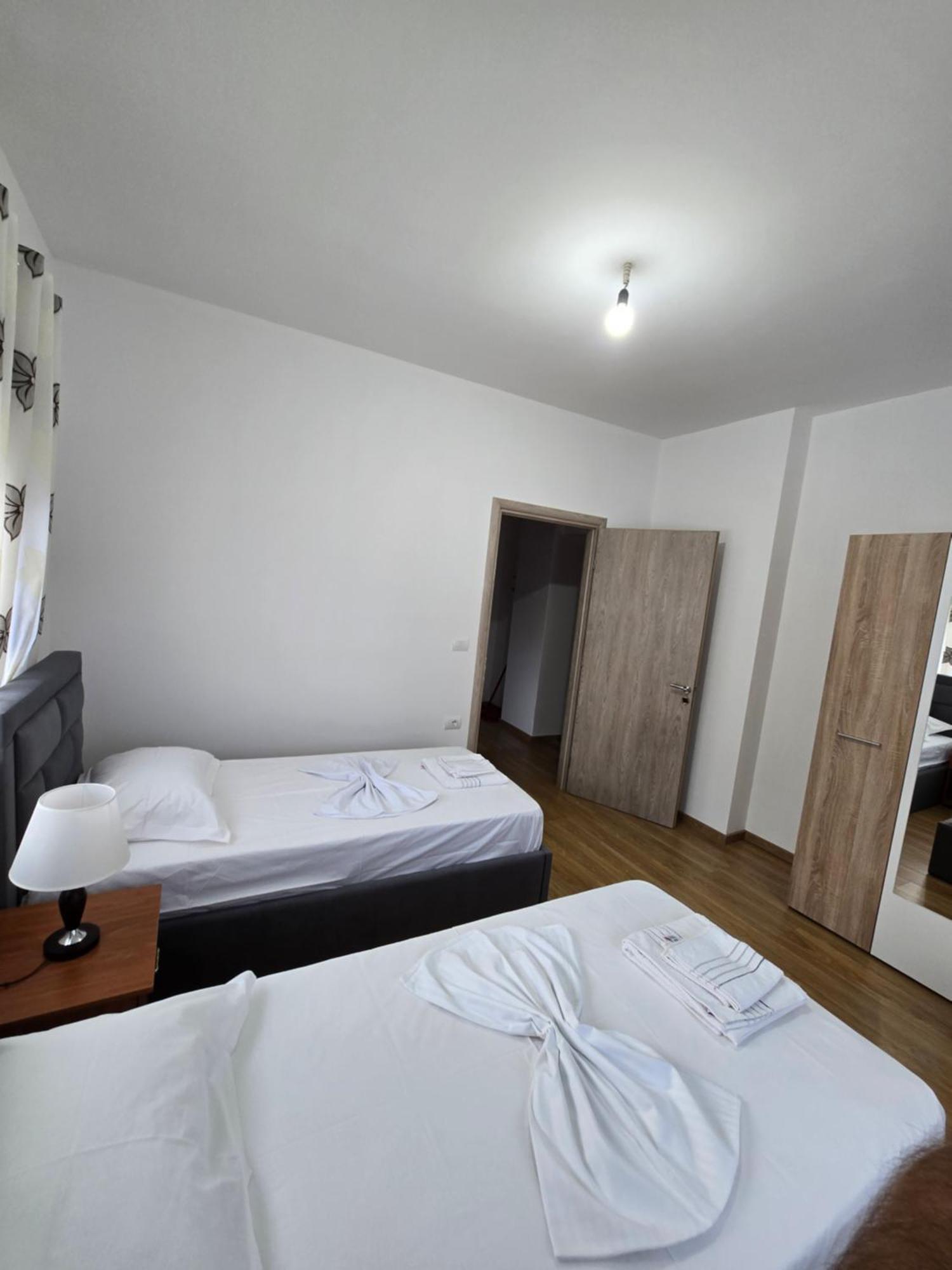 Brana Apartments Sarandë エクステリア 写真