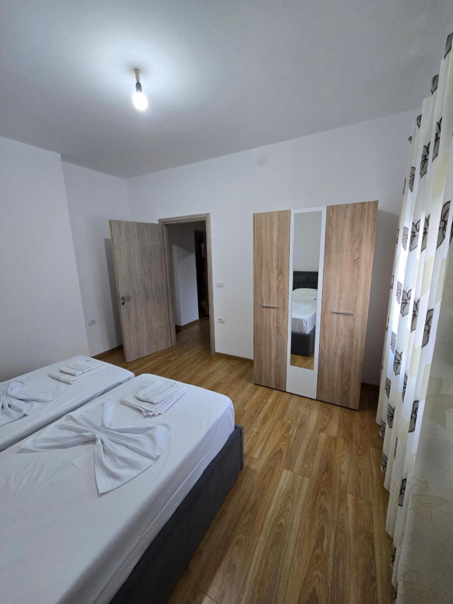 Brana Apartments Sarandë エクステリア 写真