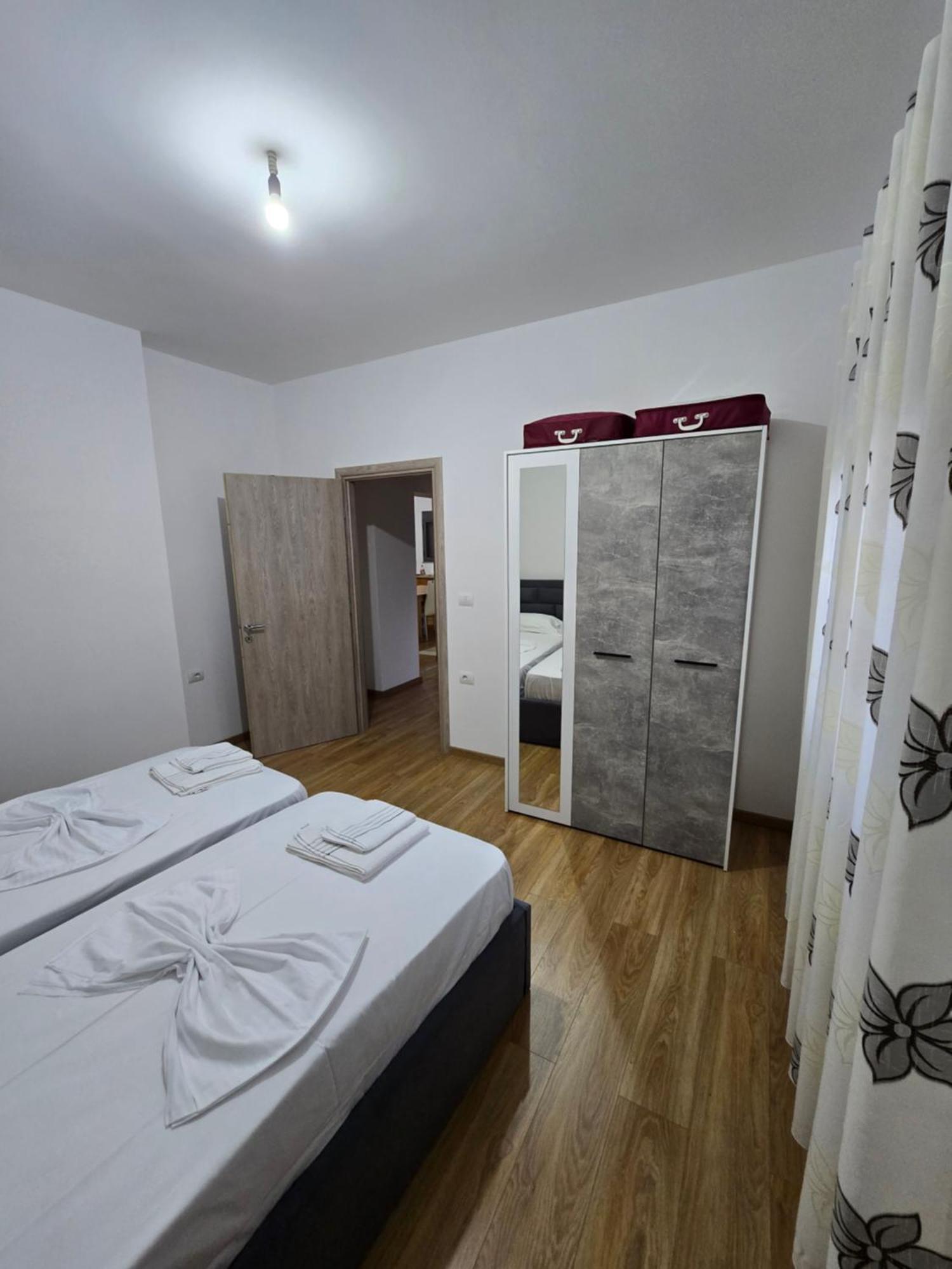 Brana Apartments Sarandë エクステリア 写真